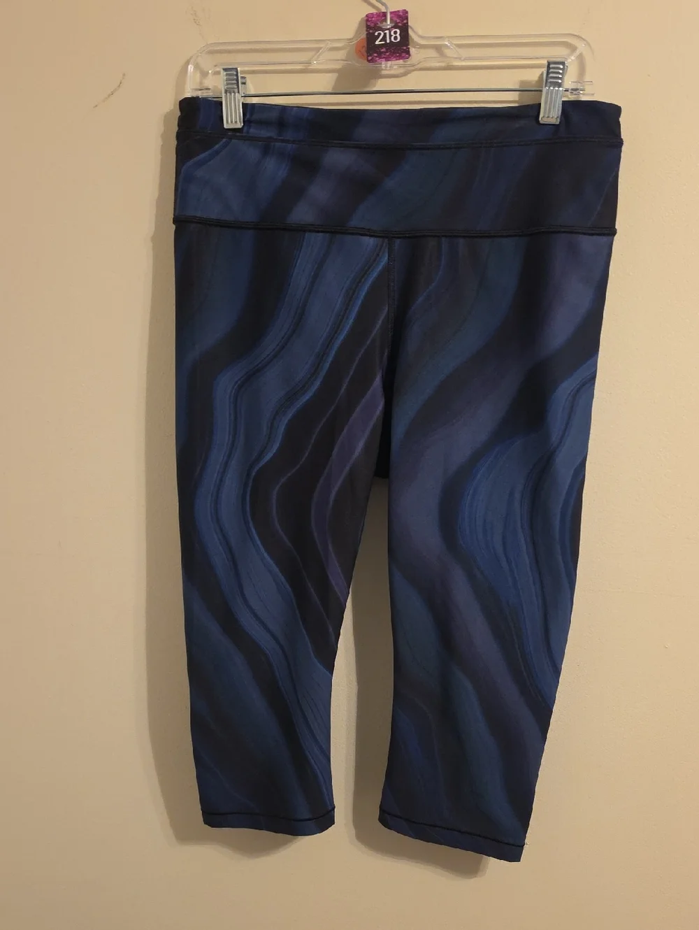 Athleta Accelerate Geode Crop Leggings. In EUC